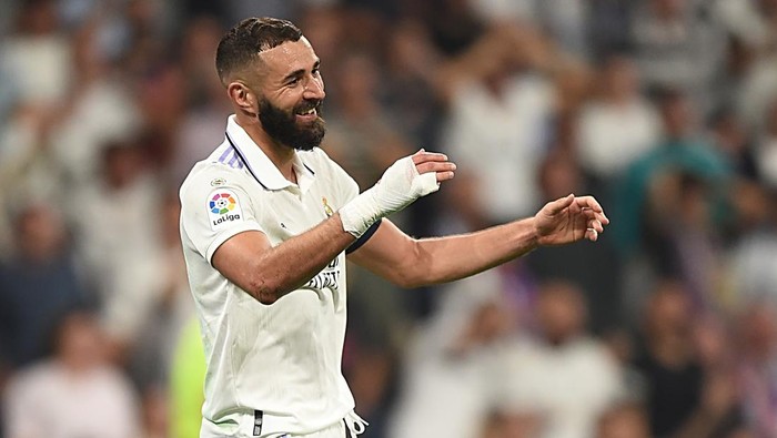 MADRID, SPAIN - OCTOBER 02: Karim Benzema of Real Madrid reacts after an attempt on goal during the LaLiga Santander match between Real Madrid CF and CA Osasuna at Estadio Santiago Bernabeu on October 02, 2022 in Madrid, Spain. (Photo by Denis Doyle/Getty Images)