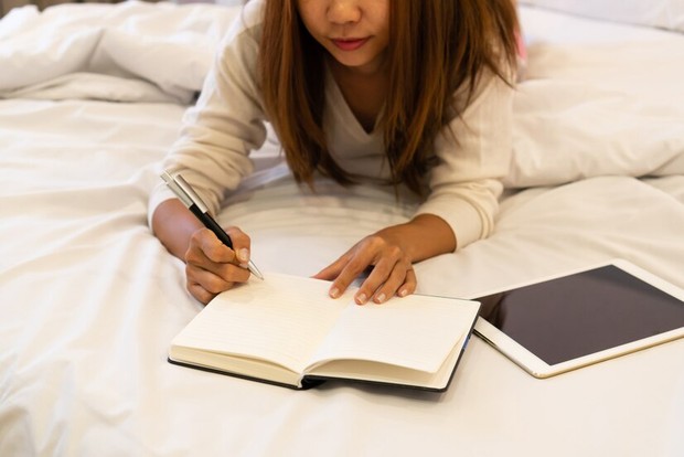 Generasi rebahan yang dikenal gemar sekali berbaring menjadi kebiasaan buruk yang menyebabkan nyeri pada tulang belakang dan punggung.