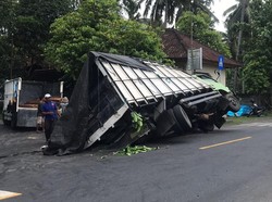 Beban Berlebih-Patah As, Truk Tergelincir Picu Kemacetan di Karangasem