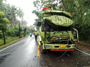 Truk Tabrak Truk Parkir di Melaya Jembrana, Diduga Sopir Ngantuk