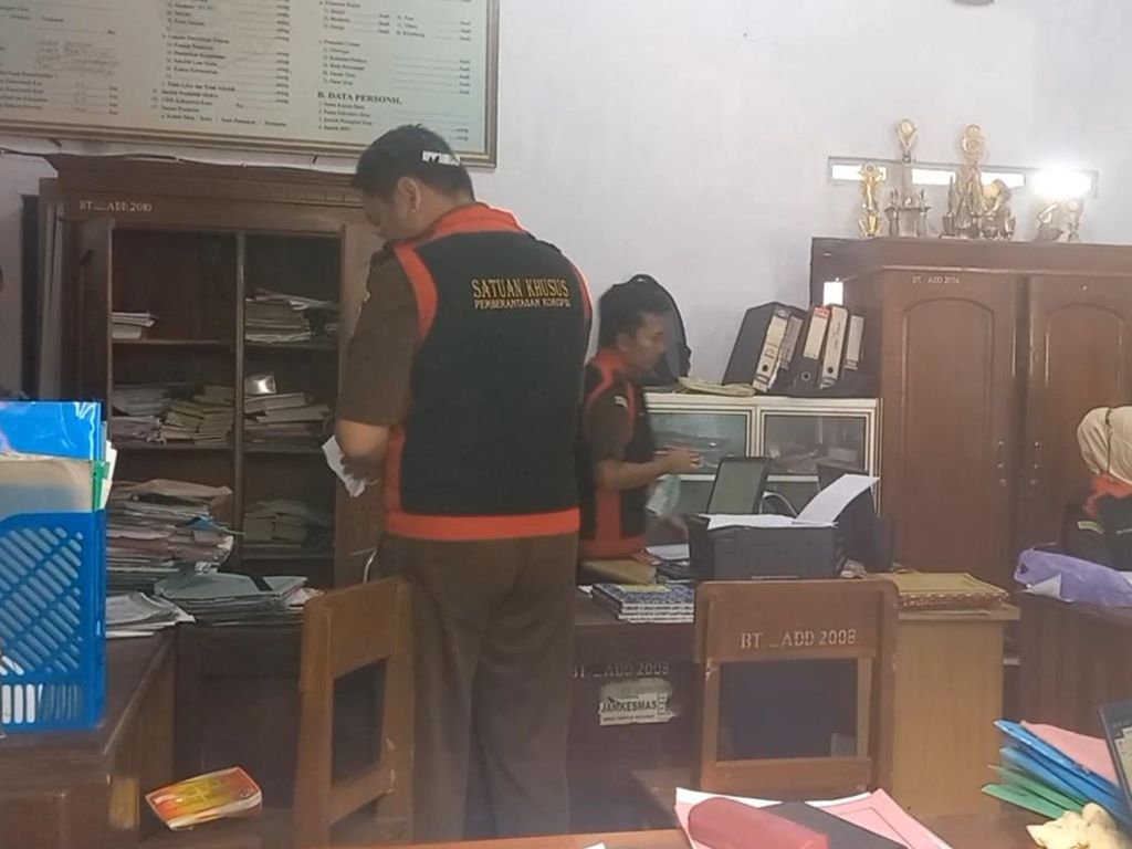 Kejari Tulungagung Geledah Kantor Pemdes Batangsaren Terkait Korupsi Dana Desa Kejari Tulungagung Geledah Kantor Pemdes Batangsaren Terkait Korupsi Dana Desa