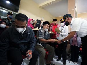 Ayah Korban Tragedi Kanjuruhan Pingsan saat Dipeluk Menko PMK
