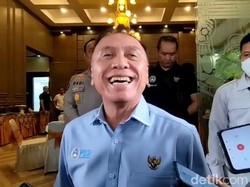 Iwan Bule Jawab Desakan Mundur dari Ketum PSSI dengan Senyuman