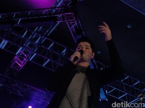 Momen Danny The Script Sambangi Antrean Penonton Konser di Bandung Momen Danny The Script Sambangi Antrean Penonton Konser di Bandung