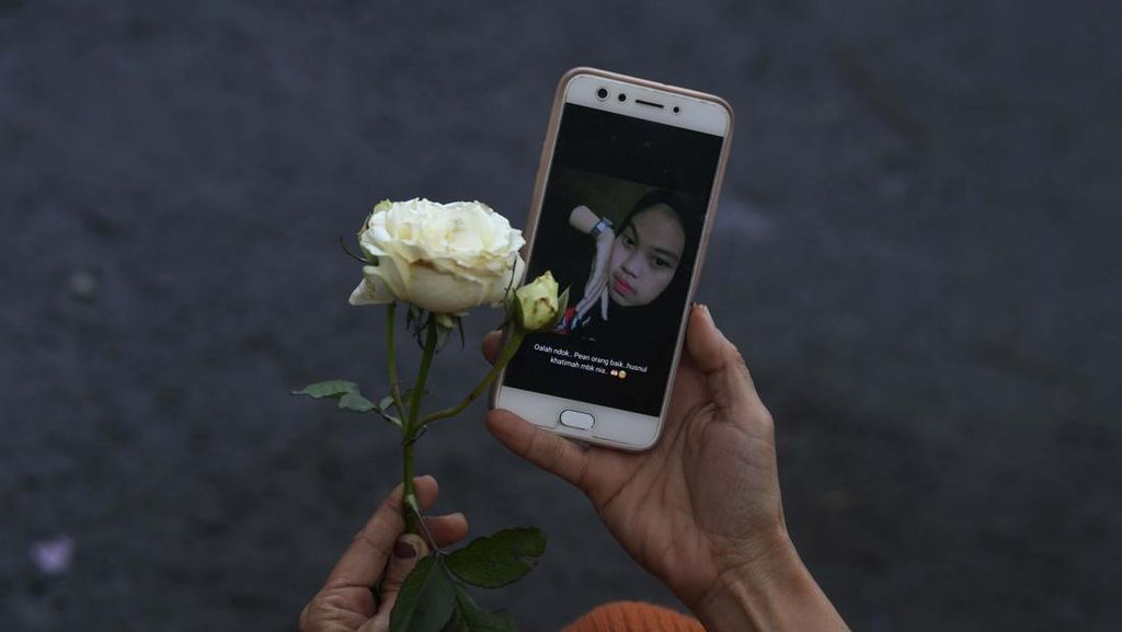 Mawar Putih dan Foto Korban Tragedi Kanjuruhan