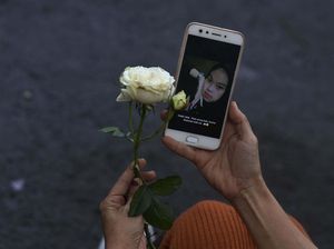 Mawar Putih dan Foto Korban Tragedi Kanjuruhan