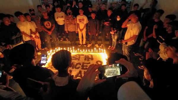 Aksi Bakar Lilin dan Doa Bersama Suporter Sepak Bola di Lampung