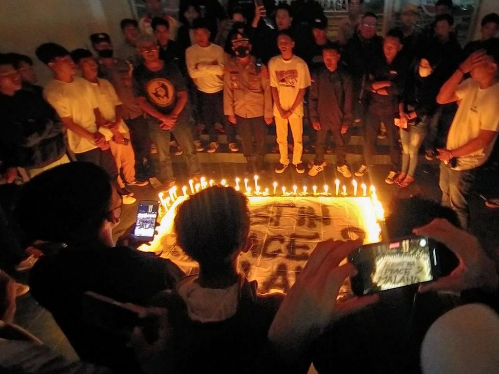 Aksi Bakar Lilin dan Doa Bersama Suporter Sepak Bola di Lampung Aksi Bakar Lilin dan Doa Bersama Suporter Sepak Bola di Lampung