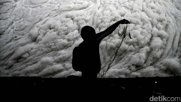 Limbah Busa Kepung Pintu Air Marunda