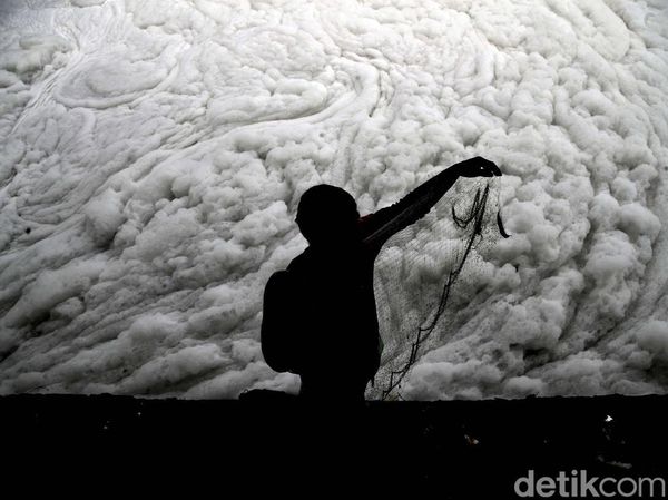 Limbah Busa Kepung Pintu Air Marunda