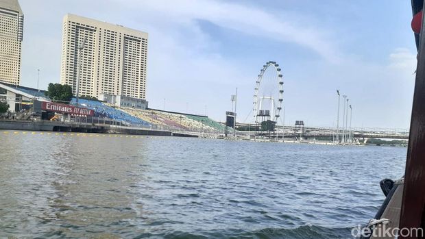 Formula 1 GP Singapura 2022 menawarkan berbagai macam pengalaman untuk mereka yang ingin menyaksikan balapan. Salah satunya naik boat menyeberangi Marina Bay menuju sirkuit.