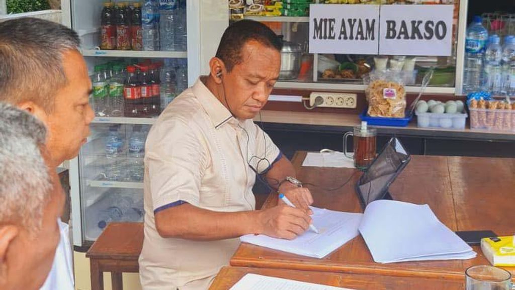 Menteri Bahlil Tetap Kerja Loh di Rest Area Subang