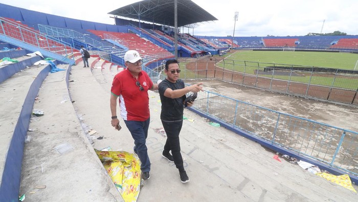 Momen Komisi Disiplin PSSI Kumpulkan Fakta di Stadion Kanjuruhan Ketua Komisi Disiplin PSSI Erwin Tobing (kiri) meninjau Stadion Kanjuruhan di Malang, Jawa Timur, Senin (3/10/2022). Komdis PSSI mendatangi Stadion Kanjuruhan pascatragedi untuk melihat situasi secara langsung sekaligus mengumpulkan fakta guna menentukan kebijakan yang akan diambil oleh PSSI. ANTARA FOTO/Prasetia Fauzani/rwa.