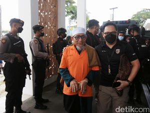 Jejak Pimpinan Khilafatul Muslimin Ditangkap hingga Divonis 10 Tahun Bui Jejak Pimpinan Khilafatul Muslimin Ditangkap hingga Divonis 10 Tahun Bui