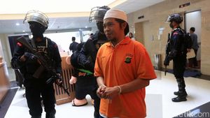 Momen Polisi Bersenjata Kawal Penyerahan Anggota Khilafatul Muslimin