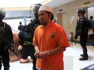 Momen Polisi Bersenjata Kawal Penyerahan Anggota Khilafatul Muslimin