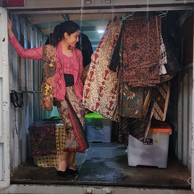 Artis Indonesia menggunakan batik