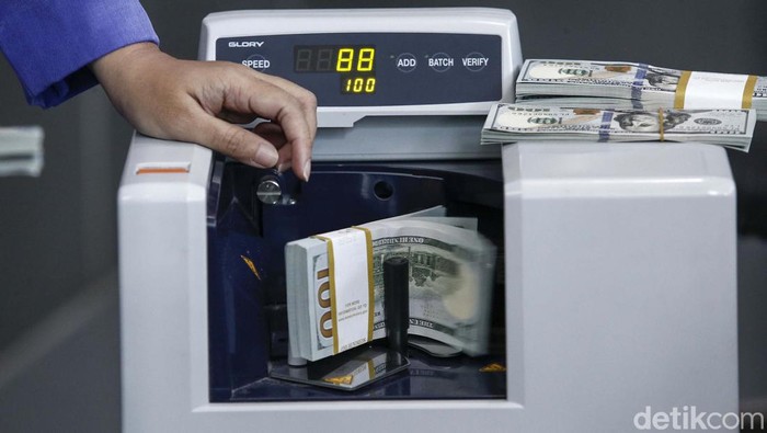 Nilai tukar dolar AS terhadap rupiah masih perkasa. Hingga siang tadi, dolar AS Bertengger di Rp 15.290.