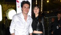 Foto Nicola Peltz Hadir di Fashion Show Victoria Beckham, Tidak Saling Tegur