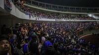 Pendukung sepak bola yang hadir membawa lilin untuk aksi solidaritas. Data total yang meninggal di Kanjuruhan simpang siur. Menurut Kapolri, data terbaru total korban meninggal dalam tragedi di Stadion Kanjuruhan, Malang, adalah sebanyak 125 jiwa.