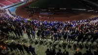 Pendukung sepak bola berkumpul dan berdoa bersama di Stadion Jatidiri, Semarang, Jawa Tengah, Minggu, (2/10/2022). Aksi ini sebagai penghormatan kepada para korban kerusuhan dalam pertandingan sepak bola Arema vs Persebaya di Stadion Kanjuruhan, Malang.
