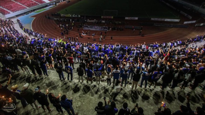 Nyala Lilin dari Semarang untuk Korban Tragedi Kanjuruhan Football supporters gather and pray as a tribute to the victims of the riots in a soccer match at the Jatidiri Stadium in Semarang, Central Java Province, Indonesia on October 2, 2022. According to government officials, at least 174 people including police officers were killed mostly in stampedes after riots following a soccer match between Persebaya Surabaya and Arema Malang at Kanjuruhan Stadium in Malang, Indonesia on October 1, 2022. (Photo by WF Sihardian/NurPhoto via Getty Images)