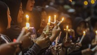 Nyala lilin sebagai bentuk solidaritas atas tragedi Kanjuruhan. Total korban tragedi Kanjuruhan di Malang adalah sebanyak 448 orang. Jumlah tersebut merupakan data akumulasi korban luka-luka dan meninggal di Kanjuruhan.