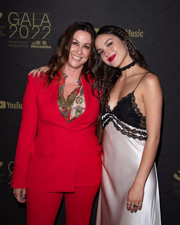 Olivia Rodrigo dengan slip dress Olivia Rodrigo