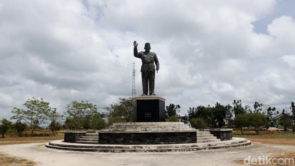 Patung Soekarno Hiasi Lanskap Kepulauan Tanimbar Patung Soekarno Hiasi Lanskap Kepulauan Tanimbar