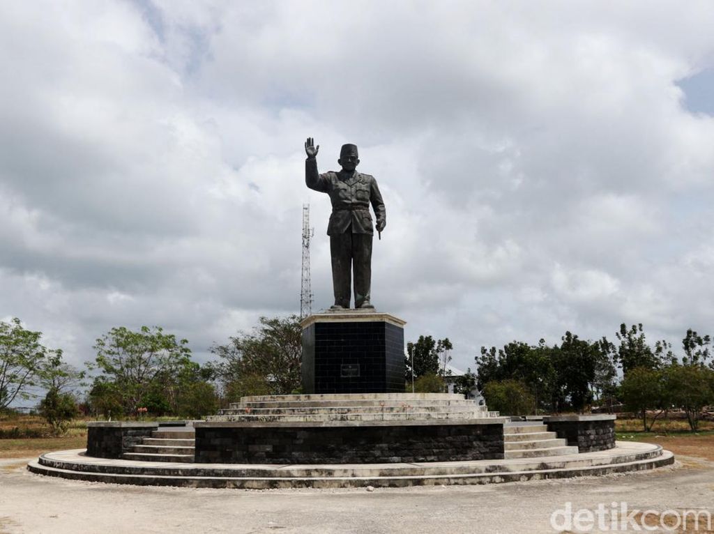 Patung Soekarno Hiasi Lanskap Kepulauan Tanimbar Patung Soekarno Hiasi Lanskap Kepulauan Tanimbar