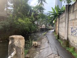 Pagar Pembatas Kali yang Roboh di Jaksel Baru Diperbaiki Setengah