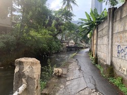 Pagar Pembatas Kali yang Roboh di Jaksel Baru Diperbaiki Setengah