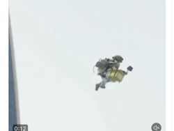 Viral Pengantar Makanan Terbang ke Gedung Lantai Atas