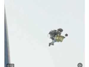 Viral Pengantar Makanan Terbang ke Gedung Lantai Atas