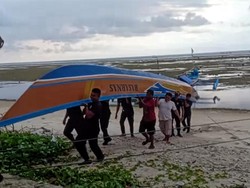 Kala Warga Ujunggenteng Sukabumi Bingung Perahu Jukung Ditarik Basarnas