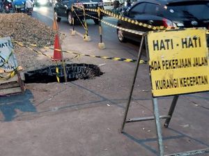 Lubang Menganga di Jl Cibungbulang Bogor Mulai Diperbaiki