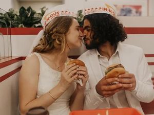 Unik! 5 Pasangan Ini Menikah di Restoran Cepat Saji, di McD Hingga Taco Bell Unik! 5 Pasangan Ini Menikah di Restoran Cepat Saji, di McD Hingga Taco Bell