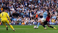 Sebelum half time, Foden mencetak gol keduanya memanfaatkan operan Erling Haaland. Foto: PA Images via Getty Images/Martin Rickett - PA Images