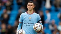 Foden dan Haaland sama-sama layak jadi penampil terbaik di derby Manchester. Tuh, Foden pun membawa-bawa dua bola penanda man of the match. Foto: Manchester City FC via Getty Ima/Lynne Cameron - Manchester City