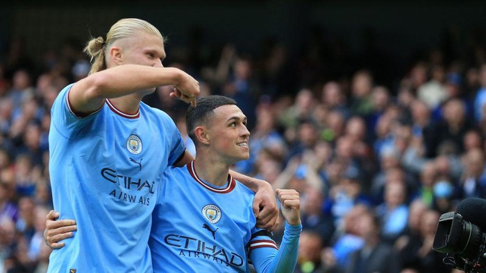 Manchester City's English midfielder Phil Foden (R) celebrates scoring his team's sixth goal and his third with Manchester City's Norwegian striker Erling Haaland (L) during the English Premier League football match between Manchester City and Manchester United at the Etihad Stadium in Manchester, north west England, on October 2, 2022. - RESTRICTED TO EDITORIAL USE. No use with unauthorized audio, video, data, fixture lists, club/league logos or 'live' services. Online in-match use limited to 120 images. An additional 40 images may be used in extra time. No video emulation. Social media in-match use limited to 120 images. An additional 40 images may be used in extra time. No use in betting publications, games or single club/league/player publications. (Photo by Lindsey Parnaby / AFP) / RESTRICTED TO EDITORIAL USE. No use with unauthorized audio, video, data, fixture lists, club/league logos or 'live' services. Online in-match use limited to 120 images. An additional 40 images may be used in extra time. No video emulation. Social media in-match use limited to 120 images. An additional 40 images may be used in extra time. No use in betting publications, games or single club/league/player publications. / RESTRICTED TO EDITORIAL USE. No use with unauthorized audio, video, data, fixture lists, club/league logos or 'live' services. Online in-match use limited to 120 images. An additional 40 images may be used in extra time. No video emulation. Social media in-match use limited to 120 images. An additional 40 images may be used in extra time. No use in betting publications, games or single club/league/player publications. (Photo by LINDSEY PARNABY/AFP via Getty Images)