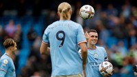 Nah, Foden pun membagi bola pertandingan ke Haaland. Sama-sama keren sih mainnya! Foto: Manchester City FC via Getty Ima/Lynne Cameron - Manchester City