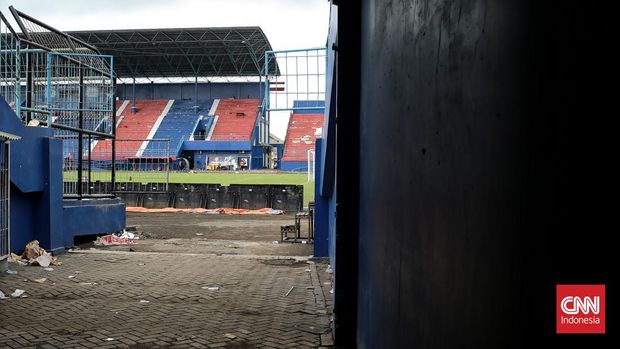 Pintu tribun jadi salah satu saksi bisu mencekam Tragedi Kanjuruhan setelah laga Arema FC vs Persebaya. Banyak suporter sesak nafas dan pingsan akibat dihujani gas air mata. Senin (3/10/2022). CNN Indonesia / Andry Novelino