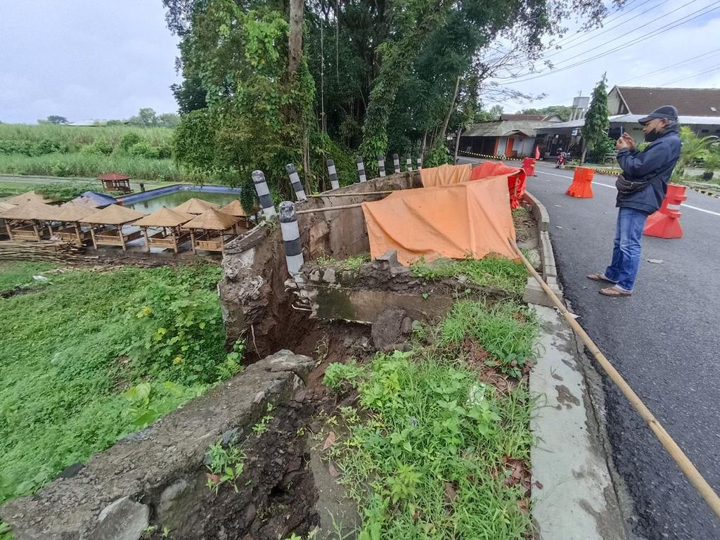 Hujan Selama 2 Hari Sebabkan Plengsengan di Kota Blitar Ambrol