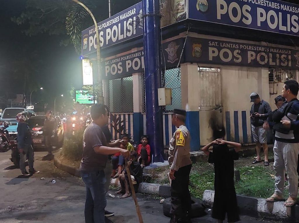Serangan Misterius ke Polisi Makassar Terkait Tragedi Kanjuruhan Serangan Misterius ke Polisi Makassar Terkait Tragedi Kanjuruhan