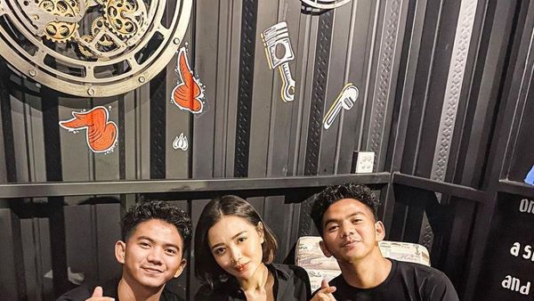 Pose Ngopi Seru Rizki 2R Bareng Kembarannya dan Wika Salim