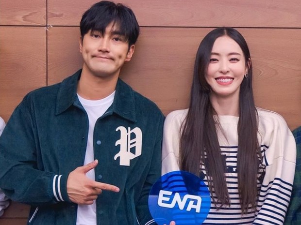 Potret Choi Si Won dan Lee Da Hee dalam pembacaan naskah drama/ Foto: instagram.com/channel.drama.d Potret Choi Si Won dan Lee Da Hee dalam pembacaan naskah drama