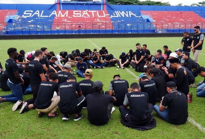 Potret Pemain Arema FC Datangi Stadion Kanjuruhan Pasca Kerusuhan Mereka melakukan doa bersama sekaligus memberikan belasungkawa kepada para korban di dalam Stadion Kanjuruhan.