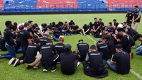 Mereka melakukan doa bersama sekaligus memberikan belasungkawa kepada para korban di dalam Stadion Kanjuruhan. (Dasril Roszandi/Getty Images)
