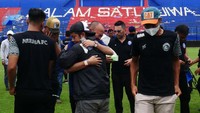 Pemain Arema FC saling berpelukan dan menangis. (Dasril Roszandi/Getty Images)