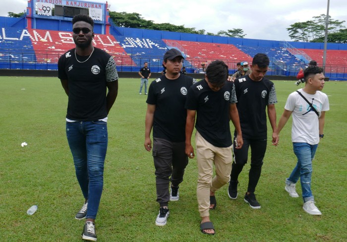Potret Pemain Arema FC Datangi Stadion Kanjuruhan Pasca Kerusuhan MALANG, INDONESIA - OCTOBER 03: Arema FC Malang football players visit the Kanjuruhan Stadium after the riots, where 125 people died, in Malang, East Java, Indonesia on October 03, 2022. During the visit of football players from Arema FC Malang club, mourning was given for those who lost their lives inside and outside the stadium, and flowers were left. (Photo by Dasril Roszandi/Anadolu Agency via Getty Images)